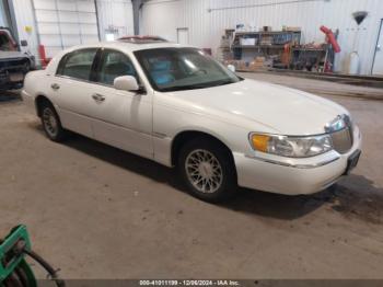  Salvage Lincoln Towncar