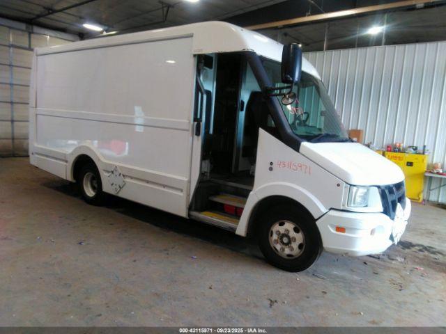  Salvage Isuzu Commercial Van