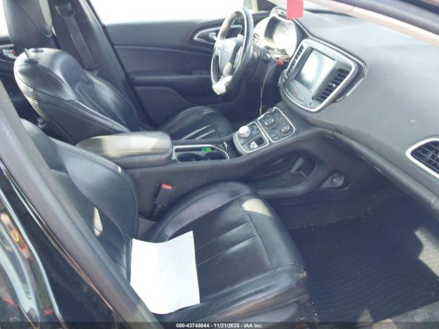 Chrysler 200 C Image 16